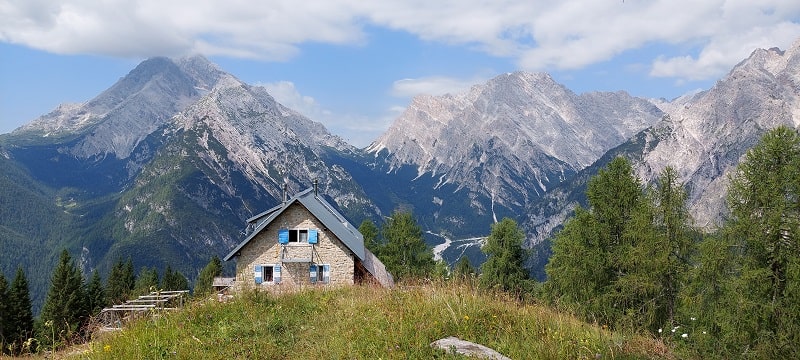 Il rifugio Chiggiato e il monte Antelao sulla sinistra.