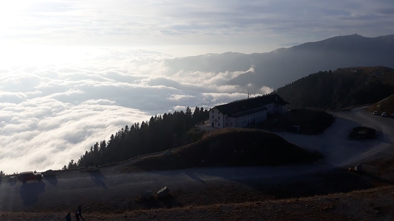 Il rifugio Città di Vittorio Veneto su un mare di nuvole.