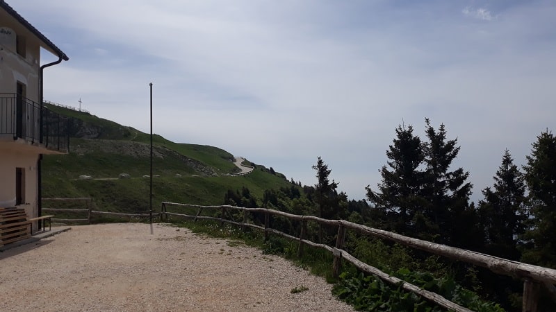 Lo spiazzo davanti al rifugio, dove vengono allestiti i tavoli durante il periodo di apertura.