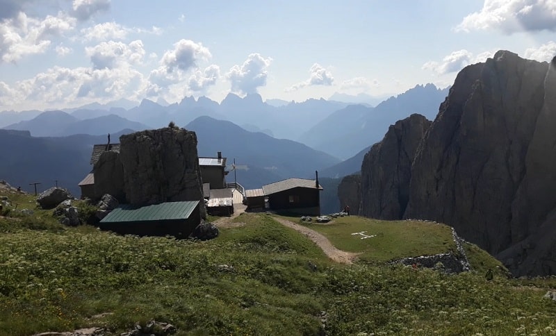 Il rifugio Coldai visto dal lato della forcella, guardando verso la Val di Zoldo.