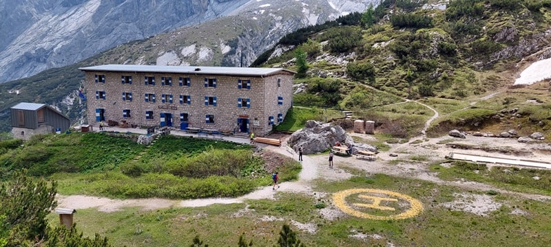 Il rifugio quando si arriva dalla Val d'Oten.