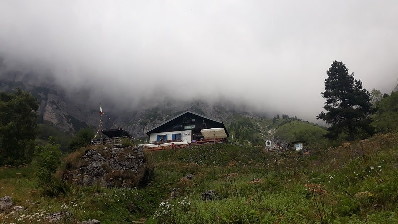 Il rifugio come appare dal sentiero CAI 501.