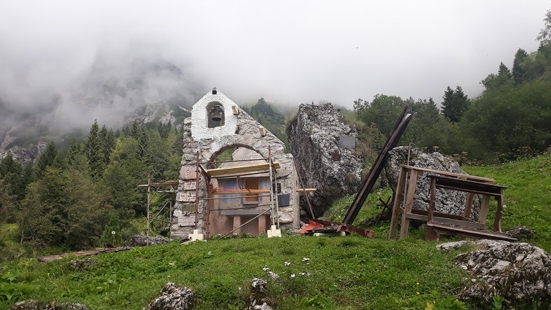 Un capitello o chiesetta dietro al rifugio.