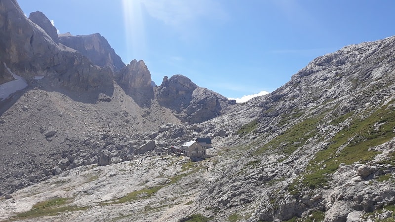 Il rifugio visto da nord.