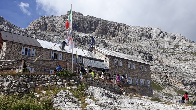 Il rifugio con dietro il monte Mulaz.